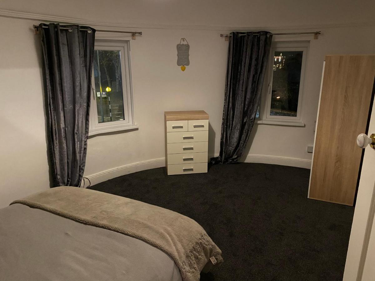 Spacious 2 Bed Apartment, Close To Village Shops カーディフ エクステリア 写真
