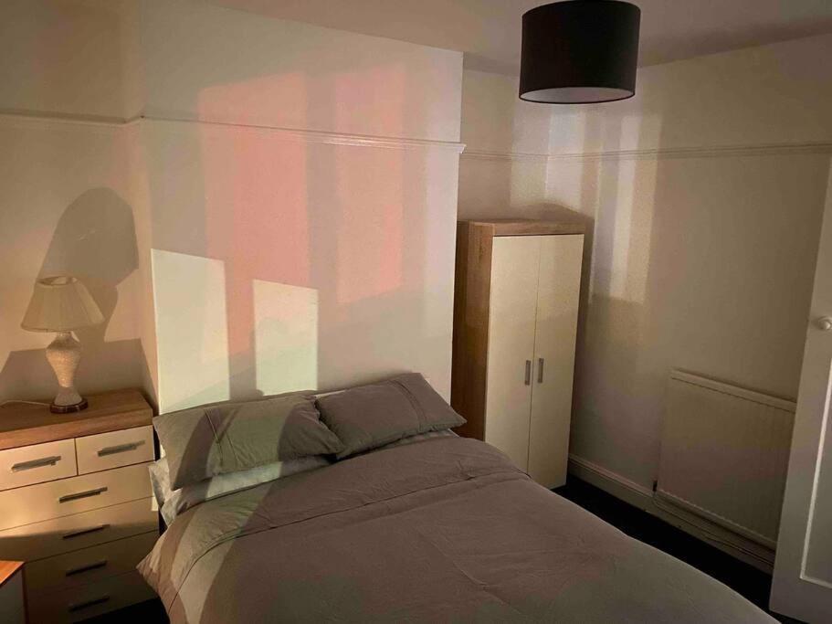 Spacious 2 Bed Apartment, Close To Village Shops カーディフ エクステリア 写真